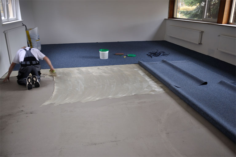 Kugelgarn Verlegung, Arbeiter trägt Klebstof auf