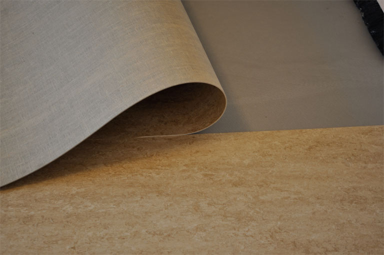 Linoleum während der Verlegung