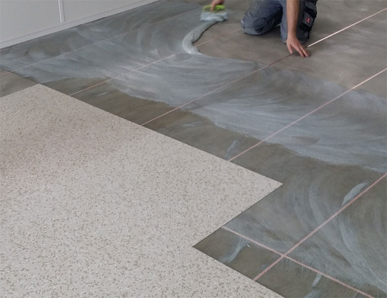 PVC Platten ableitfähige Verlegung mit Kupferbändern