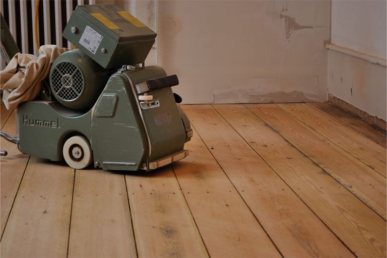 Parkettschleifmaschine auf geschliffenem Dielenboden