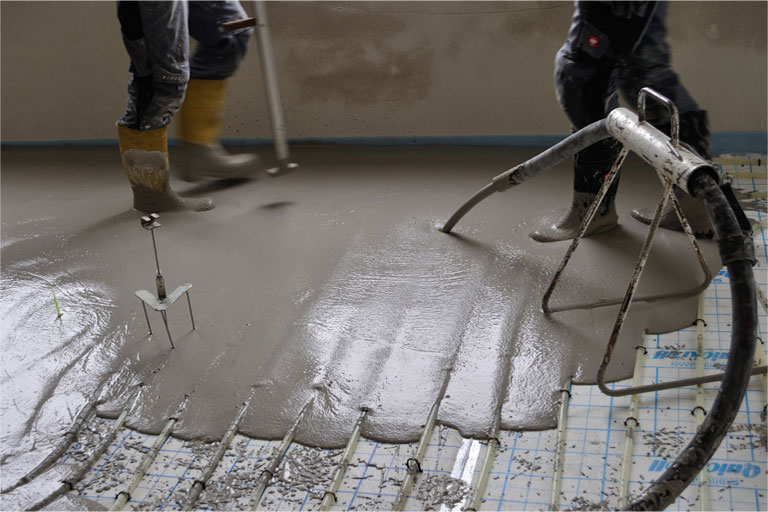 Einbau eines Schnellestrich, Nivelierböcken und Schlauch